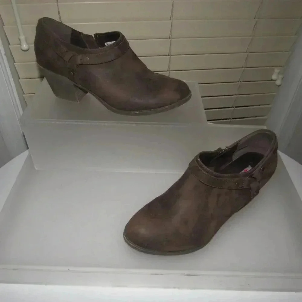 UNLEASHED by ROCKET DOG Sarina Brown Ankle Booties Boots Shoes Size 9.5M - Picture 2 of 5